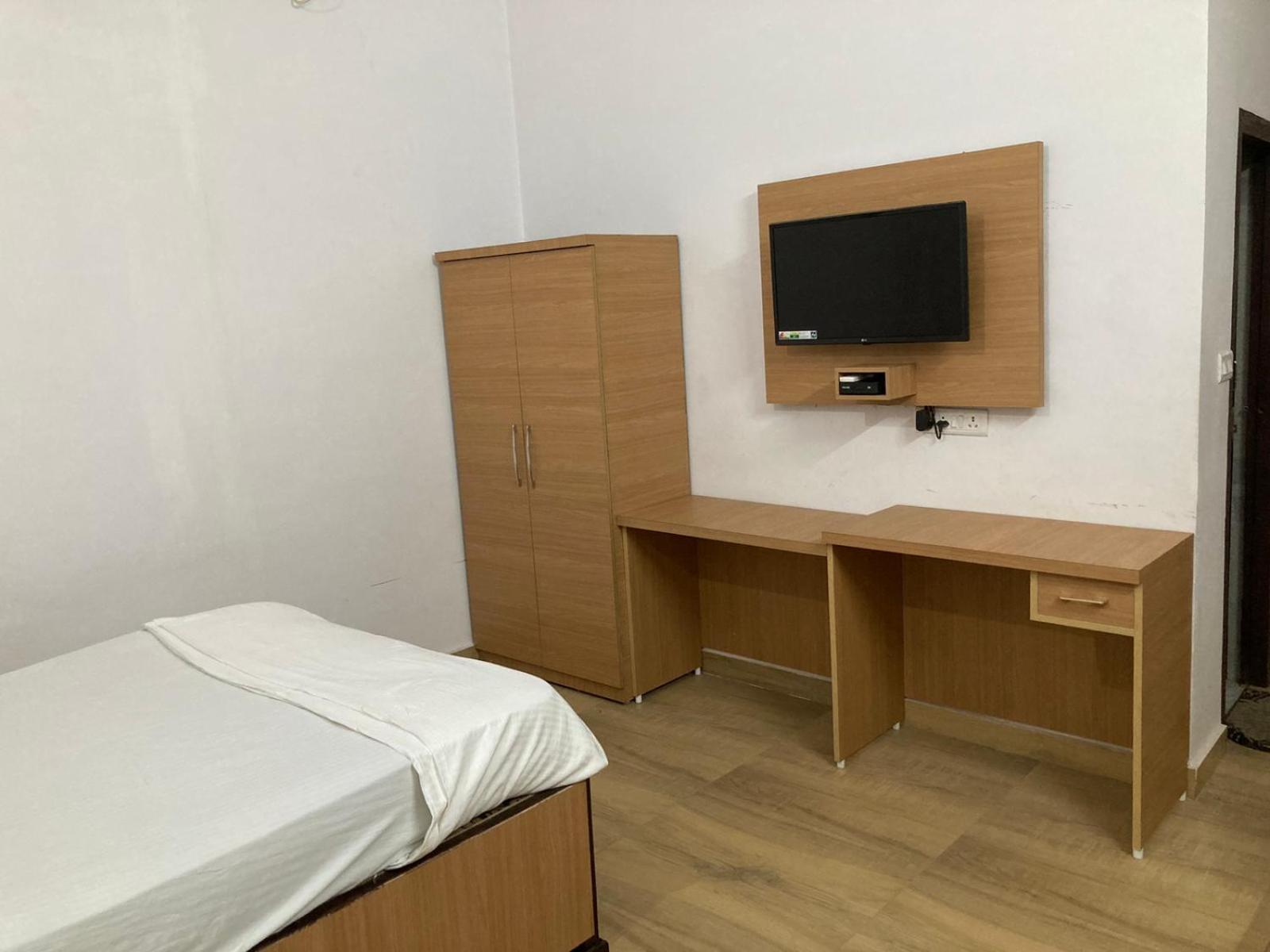 Jp International Naimisharanya Hotell Rum bild