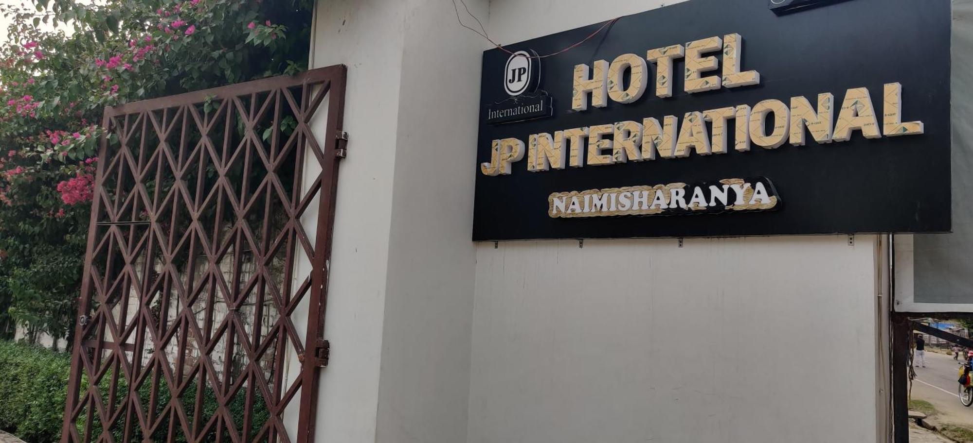 Jp International Naimisharanya Hotell Exteriör bild