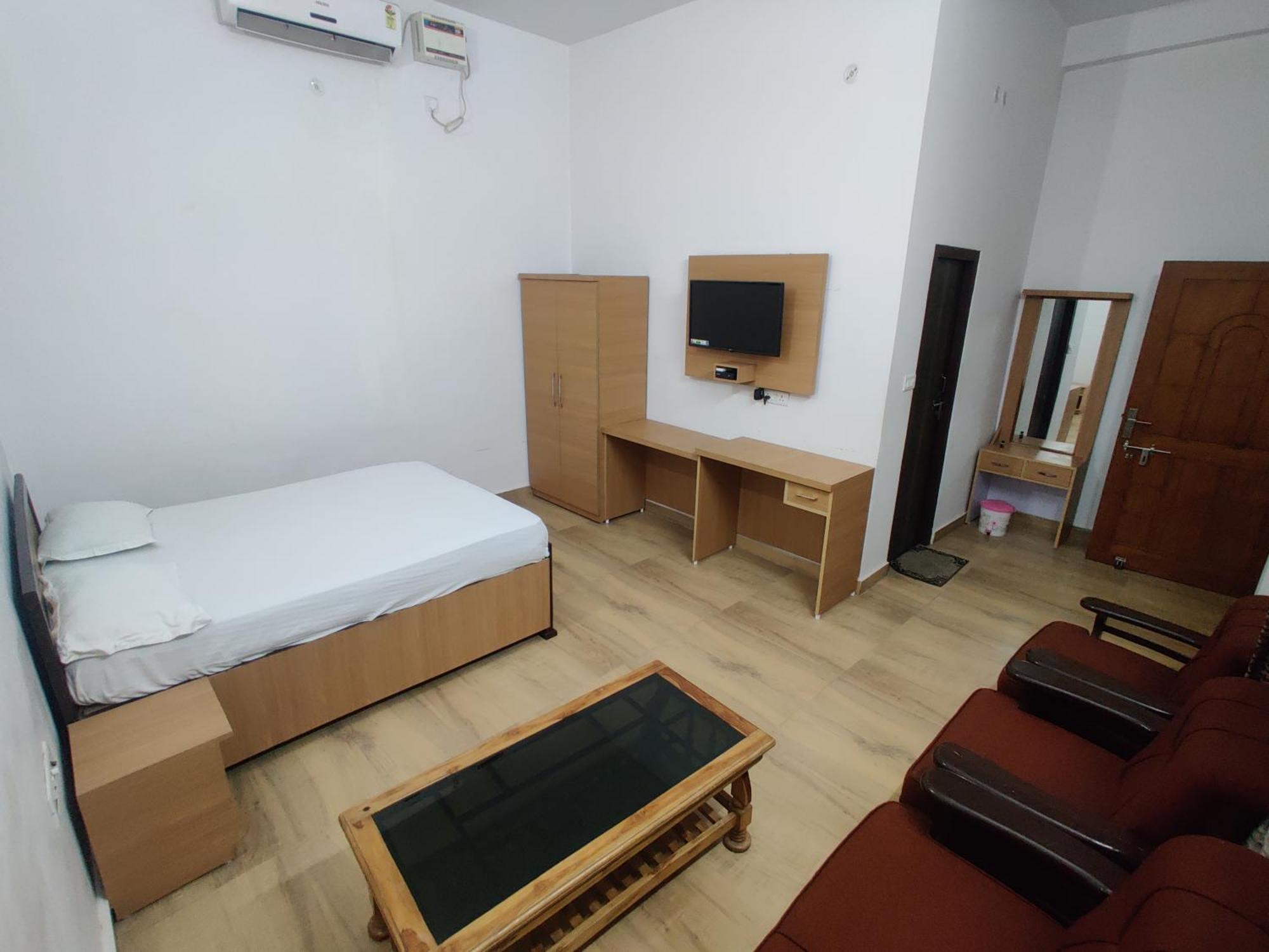 Jp International Naimisharanya Hotell Rum bild
