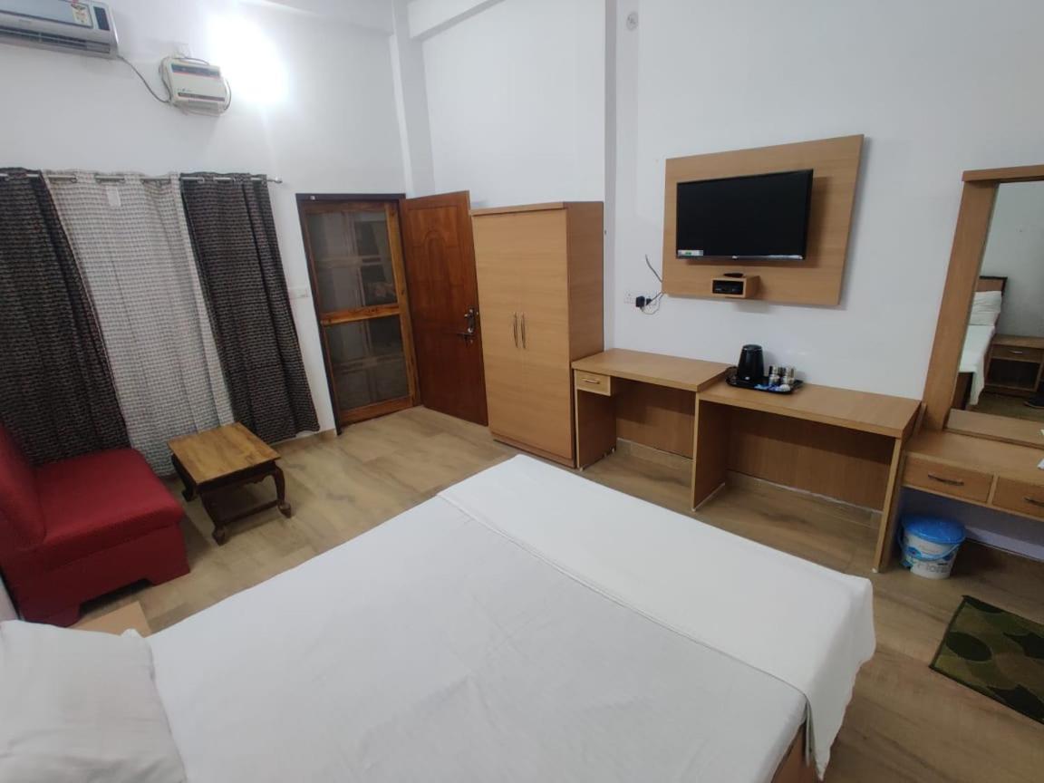 Jp International Naimisharanya Hotell Rum bild
