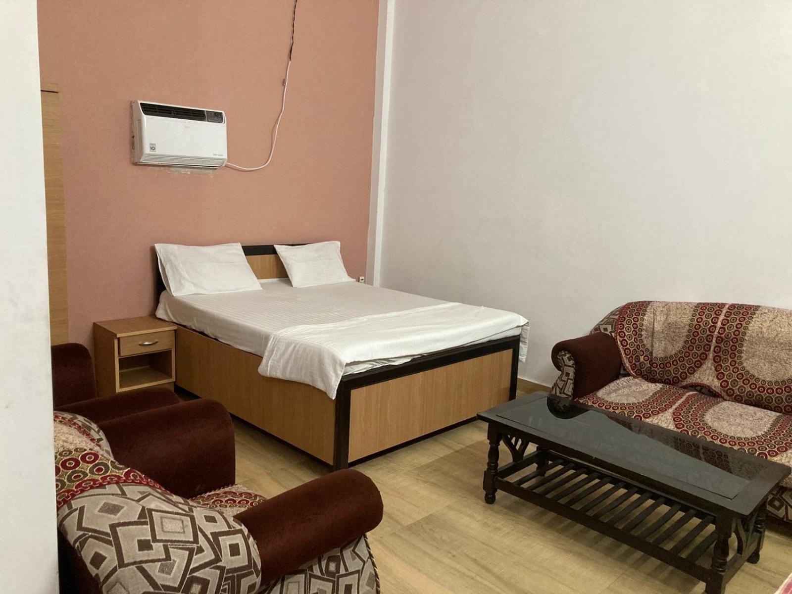 Jp International Naimisharanya Hotell Rum bild