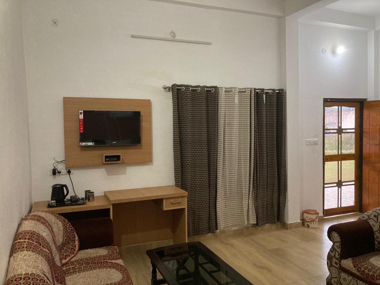 Jp International Naimisharanya Hotell Rum bild